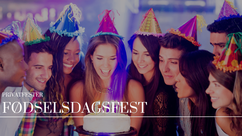 En festlig fødselsdag med balloner, kage og glade gæster.